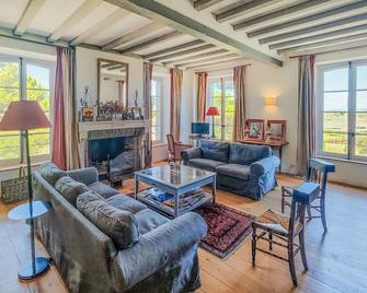 5 Bedroom Beautiful Home In Ouveillan - Ouveillan - Sala de estar