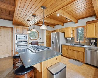 The Lincoln Lodge - Spacious Bitterroot Valley Retreat Between Hamilton & Victor - Victor - Kitchen