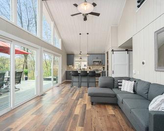 Pine Lake Overlook- Lakeside house, hot tub w/ a view! Pontoon rental options! - Plainwell - Sala de estar