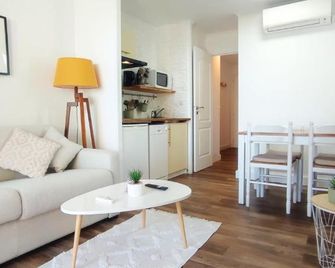 Chez Adriana Studio Proche Mer avec Piscine - Grimaud - Pokój dzienny