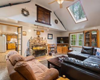 Stonecliff Seven Springs/Hidden Valley Cabin Rental - Somerset - Вітальня