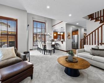 Trappers Landing #05 By Bear Country - Sun Peaks - Living room