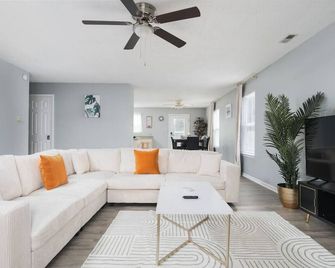 Cozy Home Plainfield Indy - Plainfield - Living room