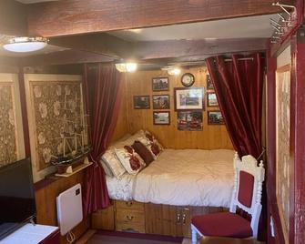 Rare 1954 Renovated Vintage Lorry - Costal Location - Плімут - Спальня