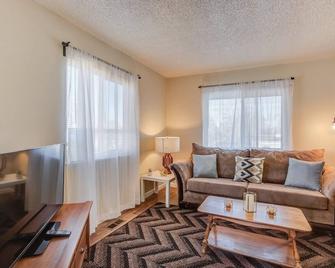 2br Aptmt Parks Private Deck, Mountain Views! - Colorado Springs - Phòng khách
