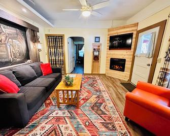 Mile High Ranch - Bisbee - Living room