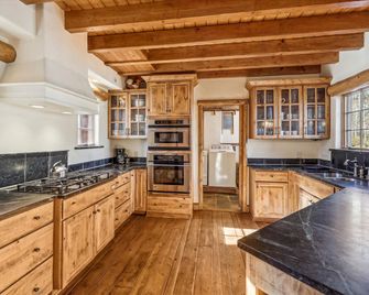 Exquisite Luxury Cabin with Stone Fireplace and Spectacular Views near Keystone and Breckenridge, Colorado - Silverthorne - Kitchen