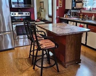 Carlyle lake home! - Carlyle - Kitchen