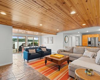 Cozy Pet-Friendly Condo l Pool l Dock l Walk to Parks - White Lake - Living room