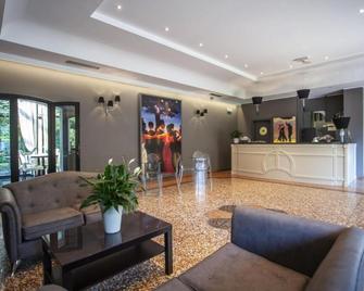Savoia Hotel Country House Bologna - Bologna - Front desk