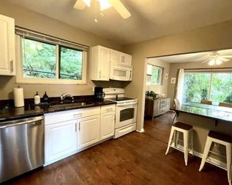 Stylish 3-Bedroom 1 Mile from Downtown & Michigan Stadium w/ Free Parking - Ann Arbor - Kitchen