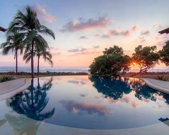 Beautiful, New Beachfront Villa-Saltwater Pool, Gardens, Directly On The Ocean! - Troncones - Pool