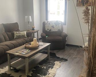 Charming 2-bedroom apartment with WiFi, AC in Wabash. - Wabash - Sala de estar
