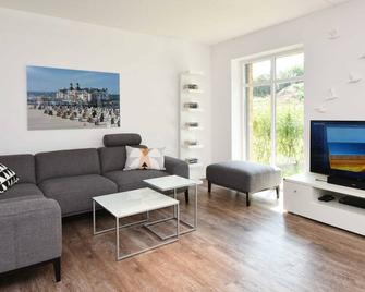 Exklusive Reetdach-Villa Ostseefrische - Middelhagen - Wohnzimmer