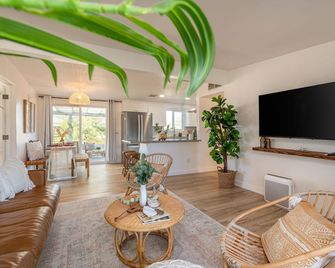 Hot tub under the stars 3 King Beds, Cowboy Pool, Desert Views, Fire Pit, EV - Twentynine Palms - Pokój dzienny