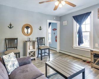 Pet-Friendly Apartment in Wildwood Less Than 1 Mi to Beach - Wildwood - Living room