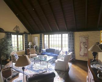 Historic English Country Lake House - Lake Oswego - Living room