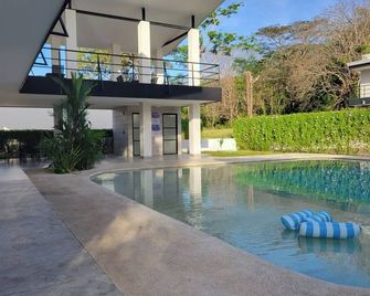 Stylish 2BR/2BA condo near the beach in gated Los Delfines Golf and Country Club - Puntarenas - Piscina