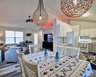 Pet Friendly 3 bed/2 bath home in the Clearwater Community! Pool, Tennis, Beach Town, WIFI, Pets Allowed! - Frankford - Dining room