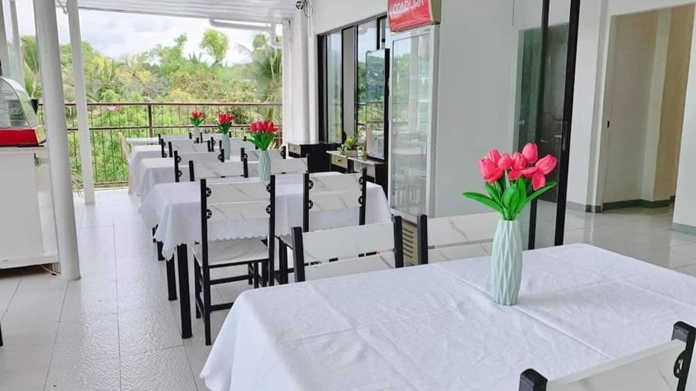 Luna Oslob Travellers Inn