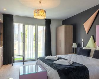 Hôtel Domaine des Pierres Dorées - Bagnols - Bedroom