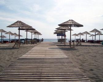Welcome to Apartments Haus Adriatica Ulcinj - Bregvija - Building