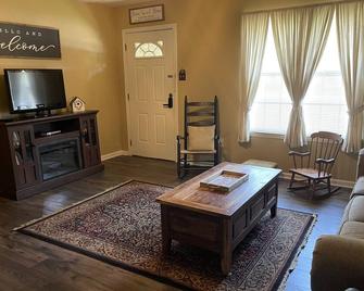 Charming 3 bd home in quiet neighborhood - Greenbrier - Living room