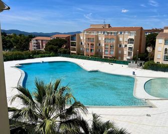 Bright 26 m with pool in Frejus - Fréjus - Alberca