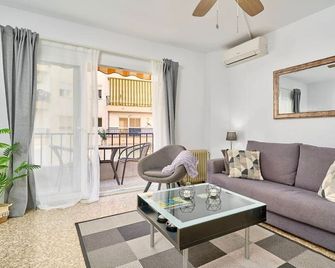 Nerja Centre Apt · Sea-View Balcony · Lift - Torrijos - Obývací pokoj