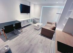 Modern Studio Apartment in Gibraltar - The Hub - Gibraltar - Wohnzimmer