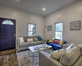 Dunes Home 3 Bedroom I 2 Baths I 2 Living rooms - Chesterton - Living room