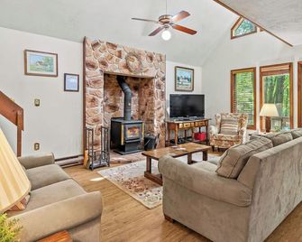 7mins to Skiing, Fire Pit, Game Table Lake Access Hygge Home by Avantstay - Blakeslee - Wohnzimmer