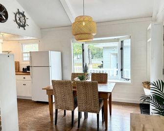 Lake Camelot | Lakefront | 10 Min to Sand Valley | Snowshoes | Discounted Rates - Nekoosa - Dining room