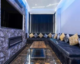 New Mixies Manor - Blackpool - Living room