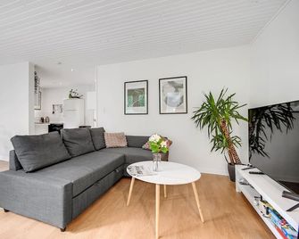 Lovely home in Ebeltoft with WiFi - Ebeltoft - Living room