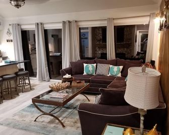 Beautiful Waterfront Condo in Montauk! - Montauk - Wohnzimmer