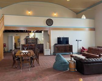 Wallaroo Church Holiday House - Wallaroo - Living room