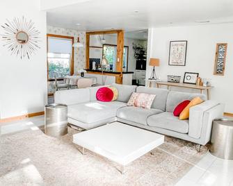 Sunny, quiet. 2bd/2ba + home office + separate studio. Perfect for creatives! - Austin - Living room