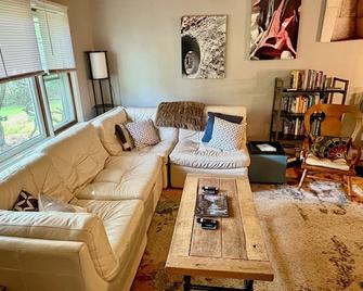 Secluded home-away-from-home with cook's kitchen, serving Ann Arbor & Ypsilanti - Ann Arbor - Living room