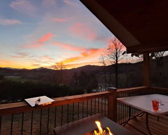 Blue Mountain Cottage near Deep Creek Campground - Bryson City - Balkon