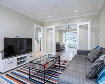 A wonderful and spacious house in a charming road - Morden - Living room