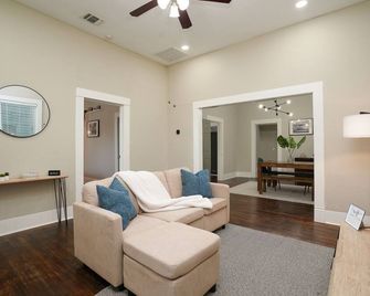 Amazing Fully Fenced Home Only 5 Mins from Downtown - 聖安東尼奧 - 客廳