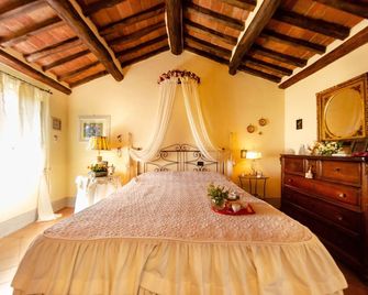 Country House / Farm House in Petrognano with 2 bedrooms sleeps 4 - Capannori - Slaapkamer