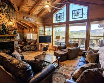 Cozy Romantic Cabin with Beautiful View! Hot Tub! Near Downtown! As Low As 125! - Blue Ridge - Sala de estar