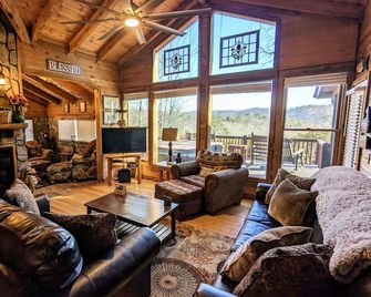 Cozy Romantic Cabin with Beautiful View! Hot Tub! Near Downtown! As Low As 125! - Blue Ridge - Sala de estar