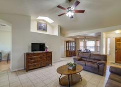 Convenient Las Cruces Home with Patio and Grill! - Las Cruces - Living room