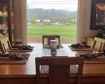 Beautiful Waterfront Home on Watauga River - Elizabethton - Dining room