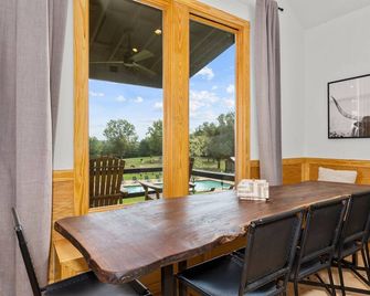 The Hendo - Cabin #3 - Ultimate Getaway - Henderson - Jídelna