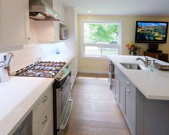 Beautiful 3 Bedroom 2 Bath Renovated Cottage in the heart of Historic Bayfield Village - Bayfield - Kitchen