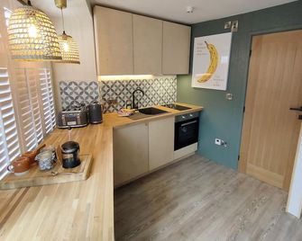 One of a Kind Luxury Studio Stay in Penzance - Penzance - Kitchen